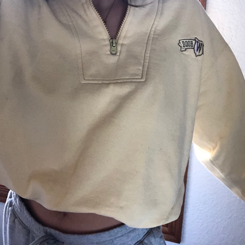 Oversized yellow sweatshirt !